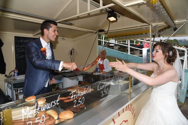 Brautpaar am Bratwurststand in Essen